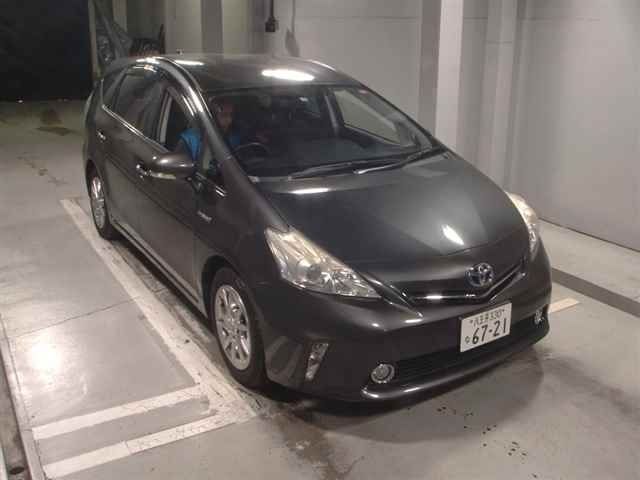 8352 Toyota Prius alpha ZVW41W 2013 г. (JU Tokyo)